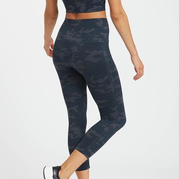 Spanx Look at Me Now Seamless Cropped Leggings size Medium camo - Picture 8 of 9